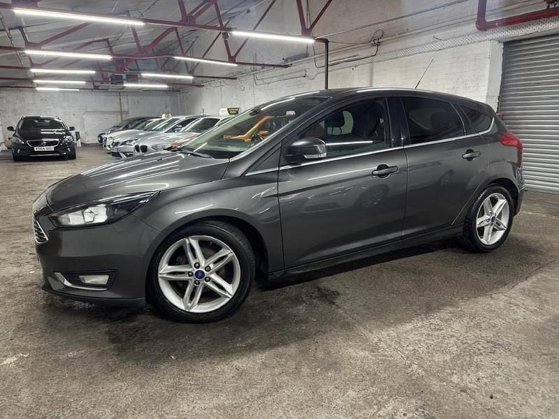 Used Ford Focus Zetec 120 HP (88 kW) 2015 Grey Hatchback