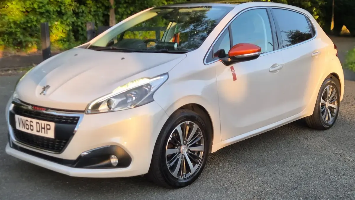 Used Peugeot 208 Roland Garros 2016 White Hatchback