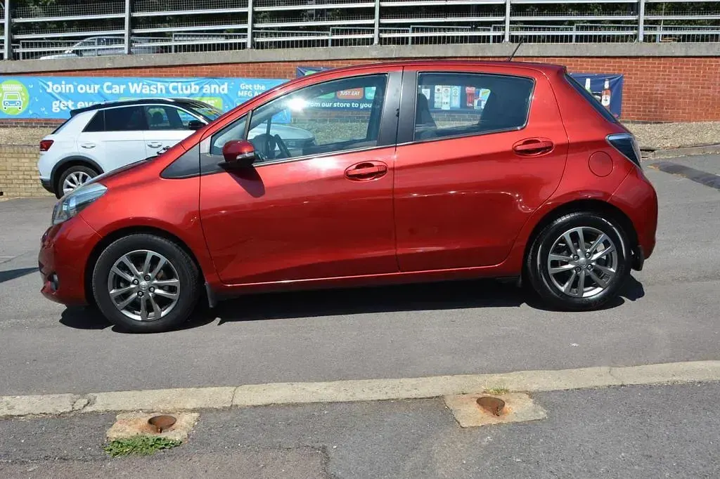 Used Toyota Yaris Plus 99 HP (72 kW) 2014 Red Hatchback