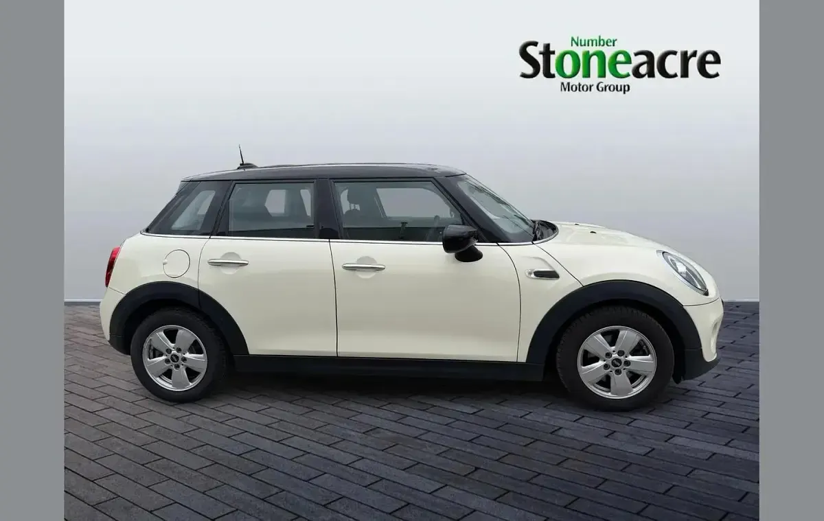 Usado Mini Cooper Classic 134 HP (98 kW) 2020 Branco Citadino