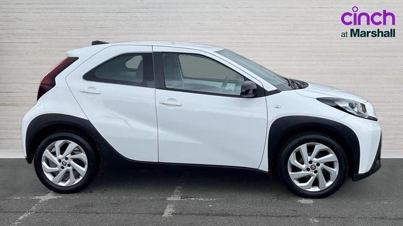 Used Toyota Aygo X PURE 72 HP (52 kW) 2022 White SUV