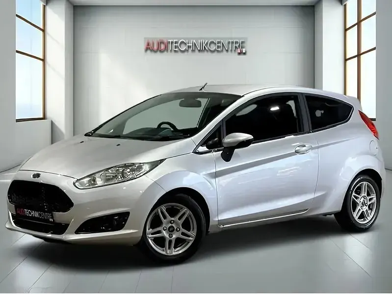 Usado Ford Fiesta Zetec 82 HP (60 kW) 2014 Prateado Citadino