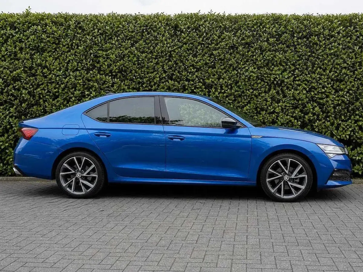 Used Skoda Superb SportlinePlus 160 HP (117 kW) 2023 Race blue metallic Hatchback