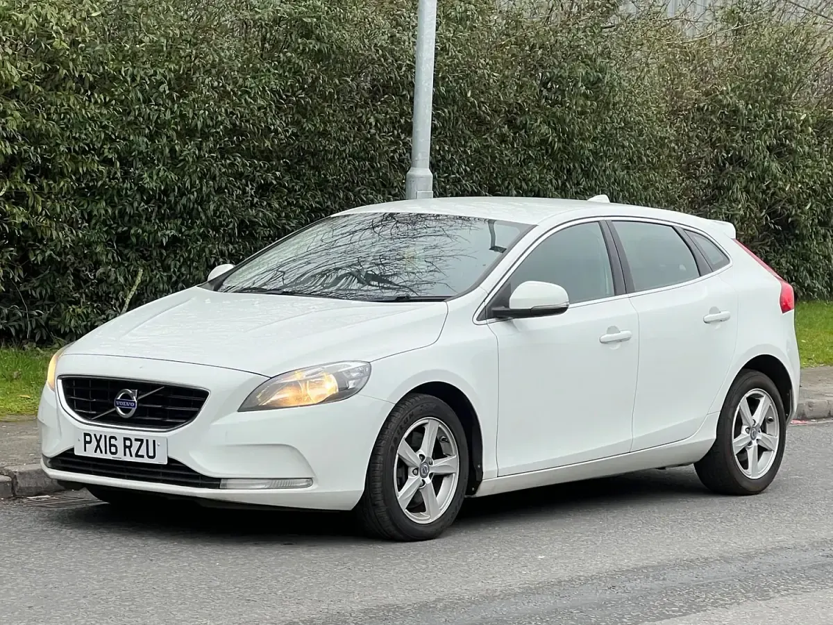 Used Volvo V40 SE 2016 White Estate