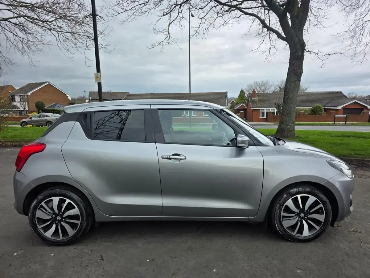 Używany Suzuki Swift SZ5 2017 Srebrny Hatchback