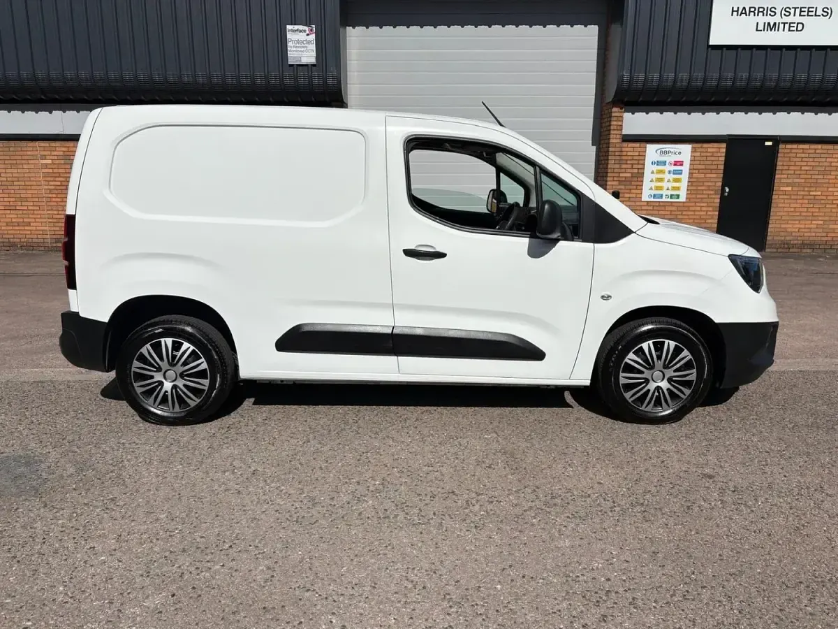 Used Vauxhall Combo 100 HP (73 kW) 2021 White MPV