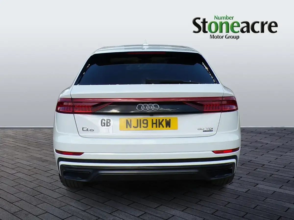 Used Audi Q8 Advanced 286 HP (210 kW) 2019 White SUV
