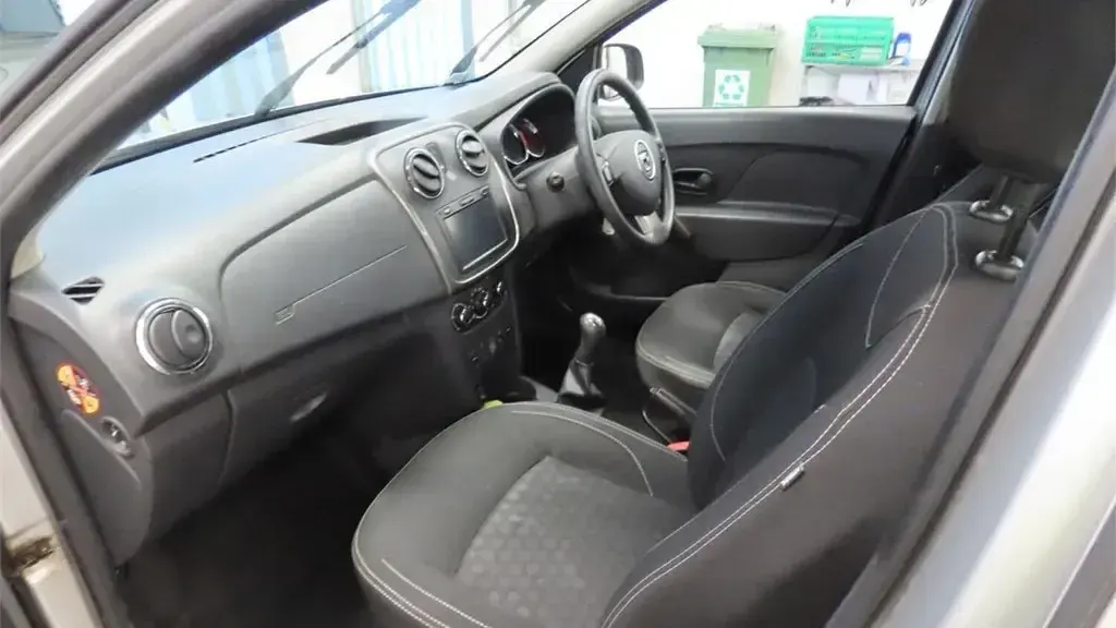 Used Dacia Logan MCV Lauréate 90 HP (66 kW) 2015 Silver metallic Estate
