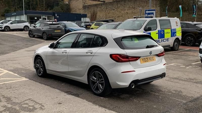 Used BMW 118 Sport Line 134 HP (98 kW) 2021 White Hatchback