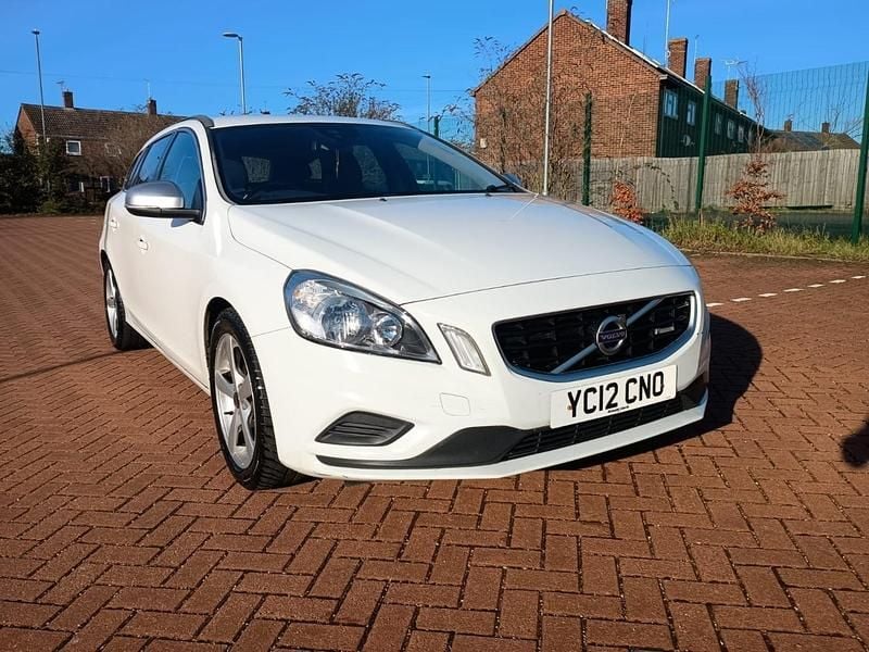 Used Volvo V60 R-Design 115 HP (84 kW) 2012 White Estate
