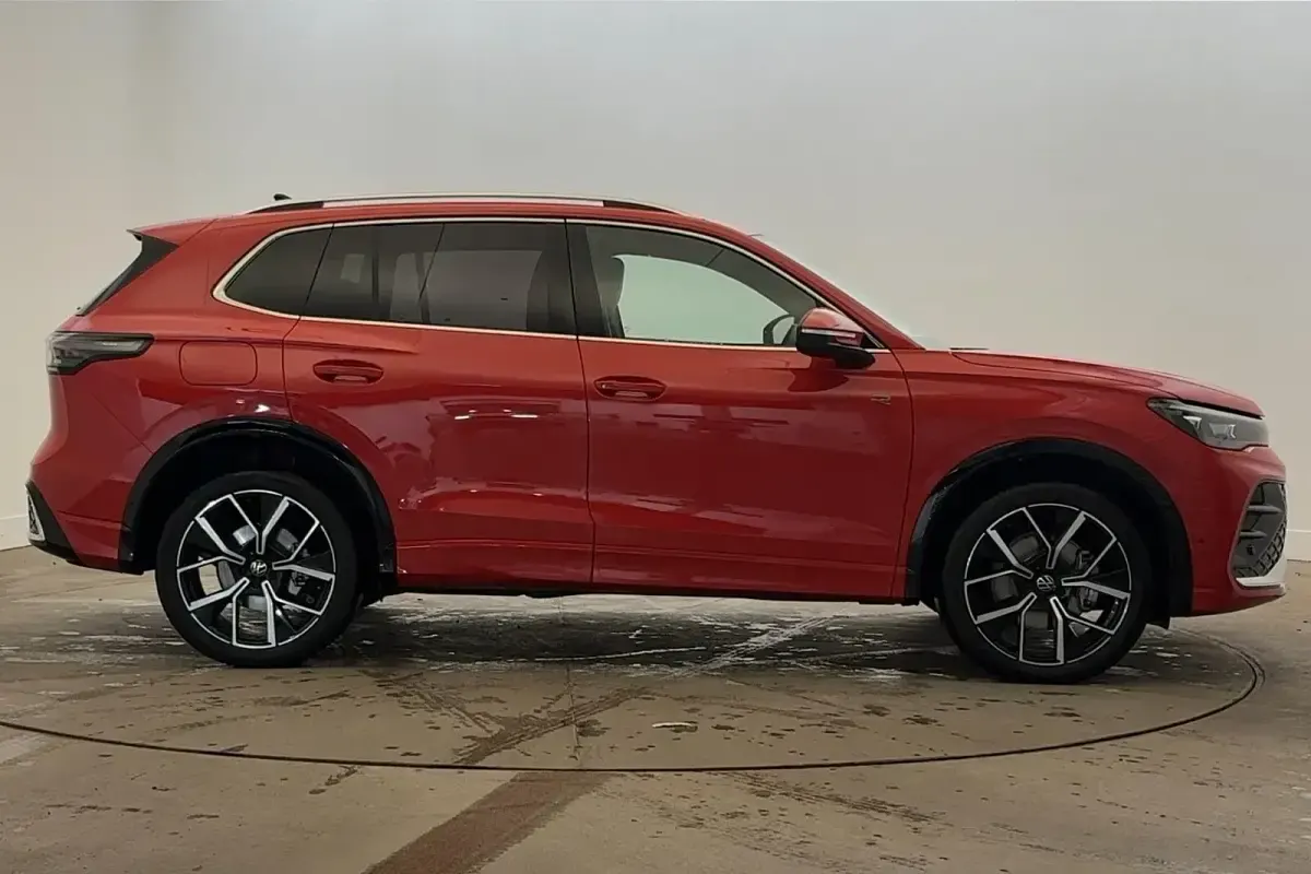 Begagnad VW Tiguan R-line 272 HK (200 kW) 2025 Röd SUV