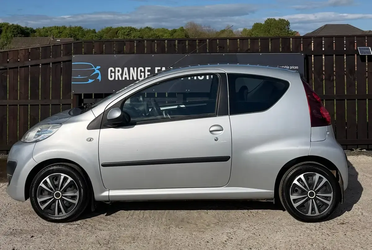 Used Peugeot 107 Active 68 HP (50 kW) 2014 Silver Hatchback
