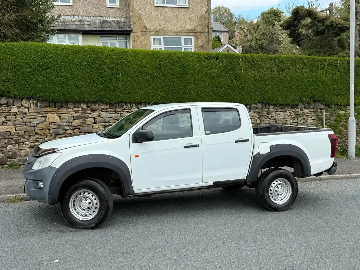 Second-hand Isuzu D-Max 2015 Alb Pickup