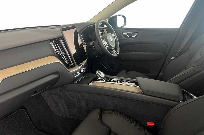 Used Volvo XC60 Plus 250 HP (183 kW) 2025 Vapour grey SUV
