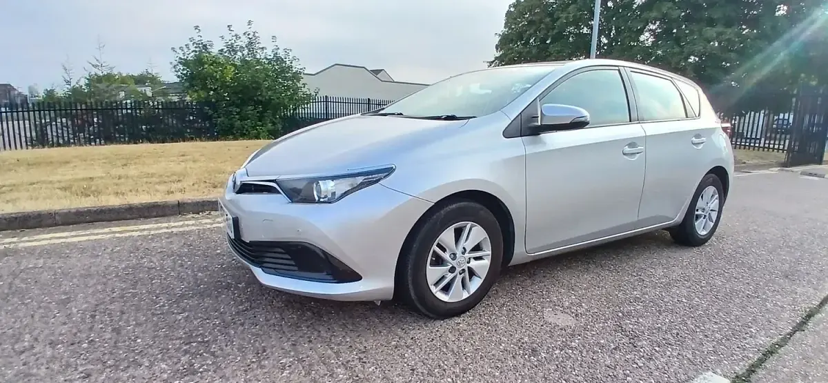 Used Toyota Auris Active 90 HP (66 kW) 2015 Silver Hatchback