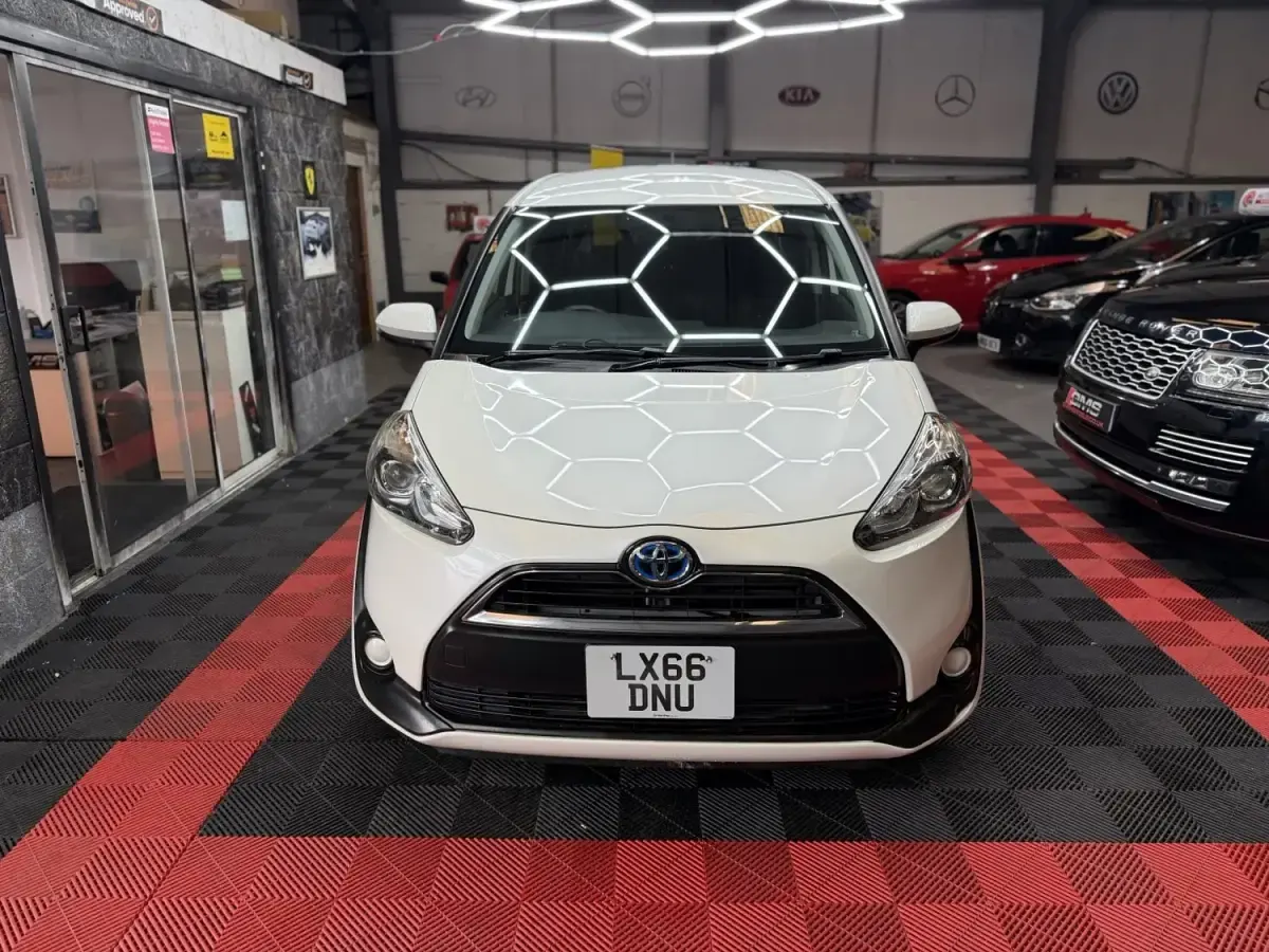 Usado Toyota Sienta 2017 Blanco Monovolumen