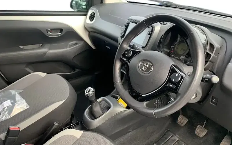 Usado Toyota Aygo Trend 72 CV (52 kW) 2021 Blanco Utilitario