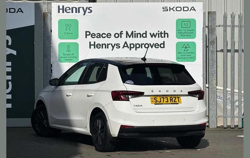 Used Skoda Fabia Colour Edition 79 HP (58 kW) 2023 Candy white body / black magic pearl effect roof Hatchback