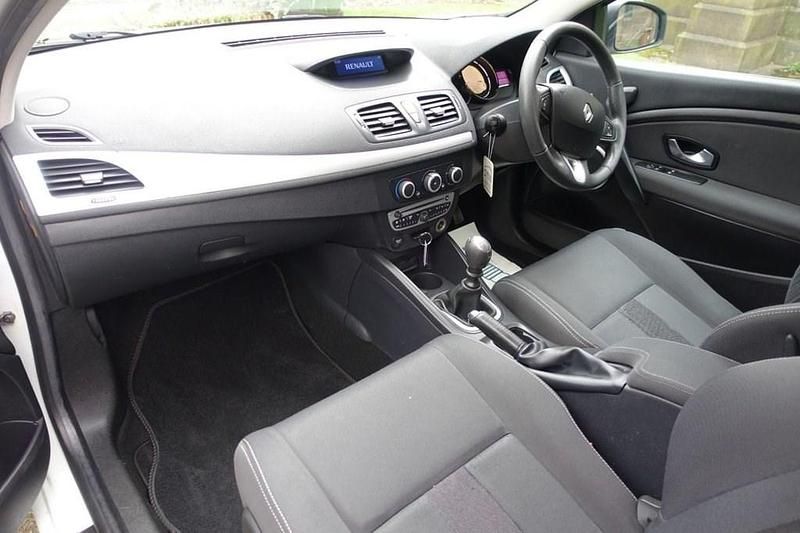 Used Renault Mégane Coupé Dynamique 106 HP (77 kW) 2010 White Coupe