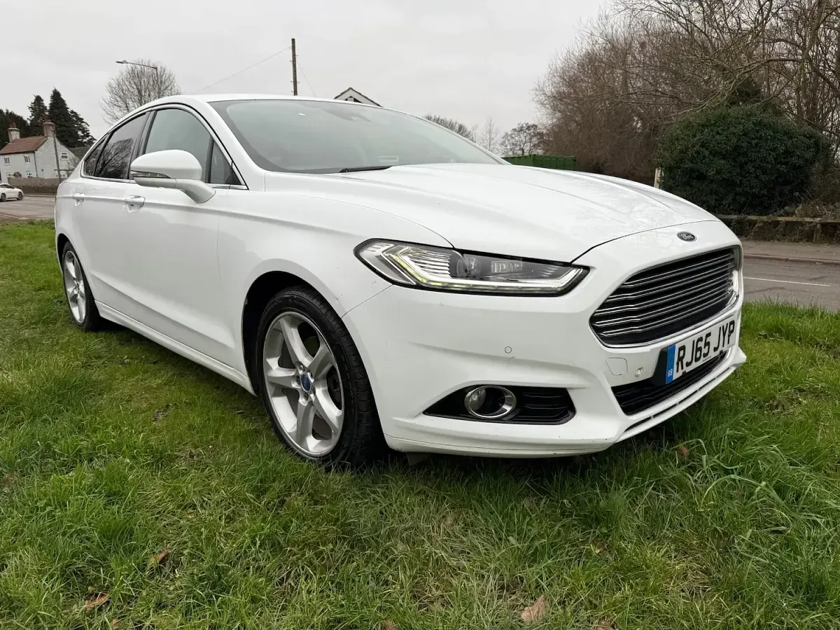 Used Ford Mondeo Titanium 180 HP (132 kW) 2016 White Hatchback