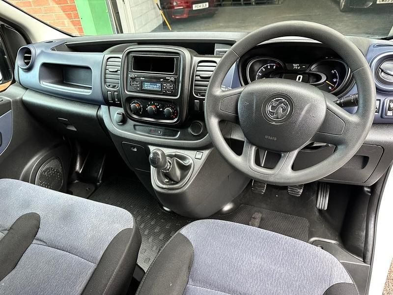 Used Vauxhall Vivaro 115 HP (84 kW) 2015 White MPV