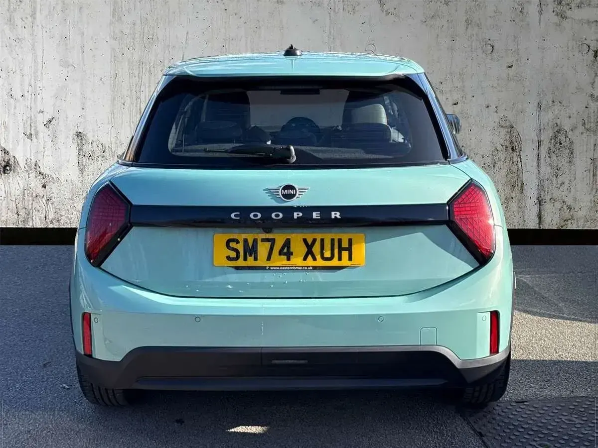Begagnad Mini Cooper Hatch 113 kW (154 HK) 2025 Grön Halvkombi