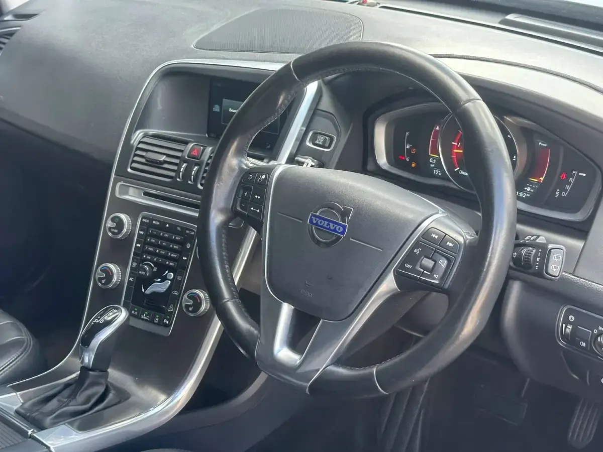 Used Volvo XC60 SE Lux 181 HP (133 kW) 2015 White SUV