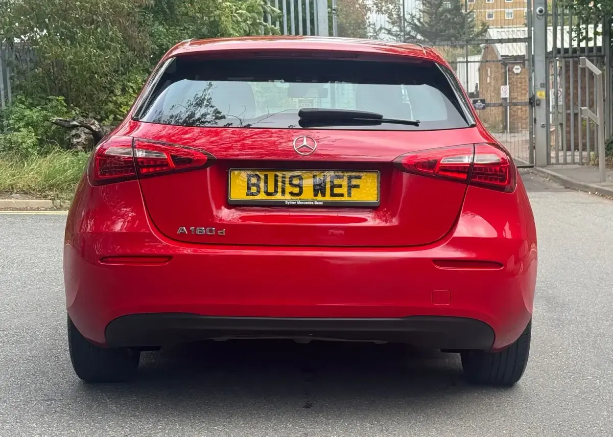 Begagnad Mercedes A180 SE 116 HK (85 kW) 2019 Röd Halvkombi