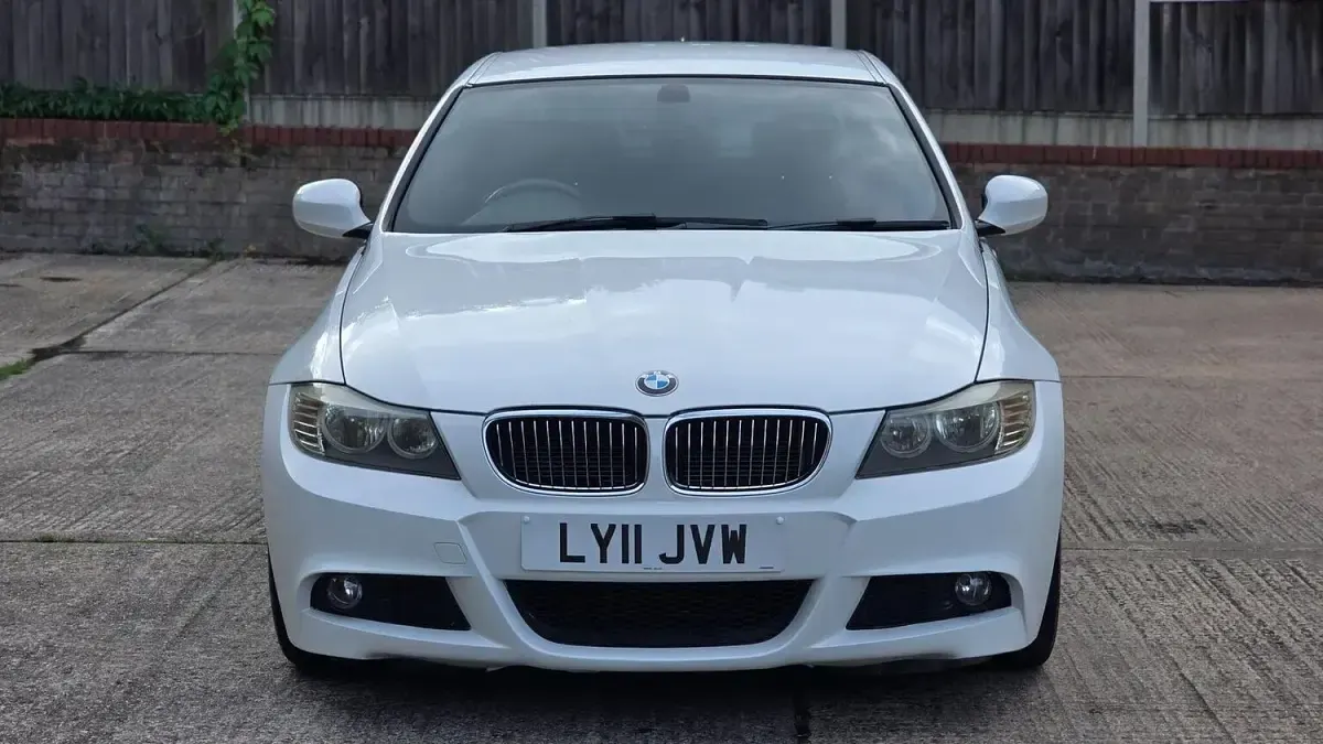 Used BMW 318 Sport Line 2011 White Sedan