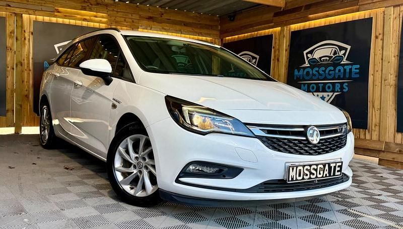 Used Vauxhall Astra Design Edition 110 HP (80 kW) 2018 White Estate