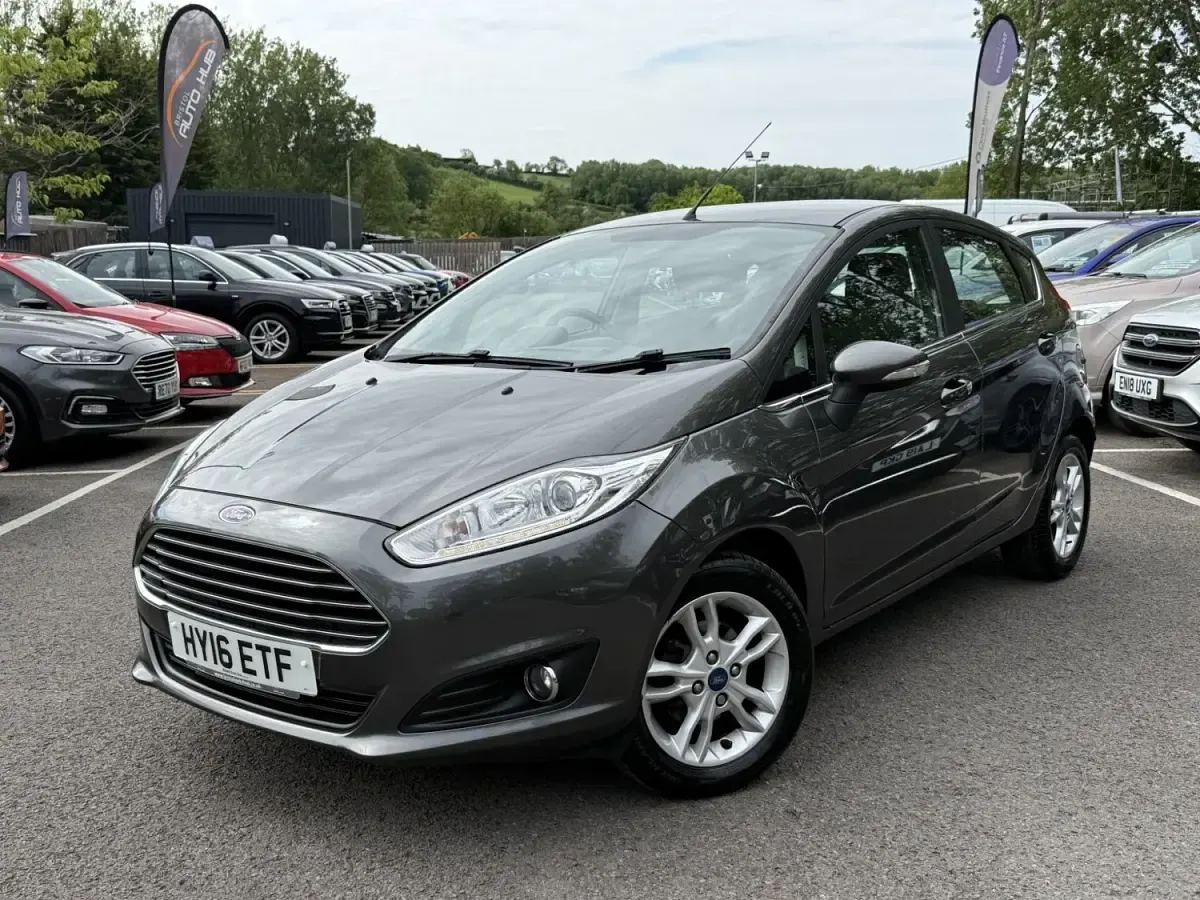 Usado Ford Fiesta Zetec 2016 Gris Utilitario