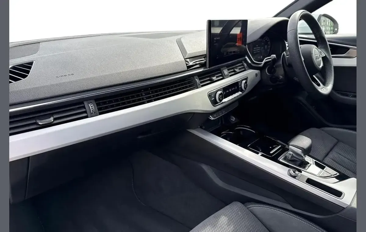 Used Audi A4 S-Line 200 HP (147 kW) 2024 White Estate