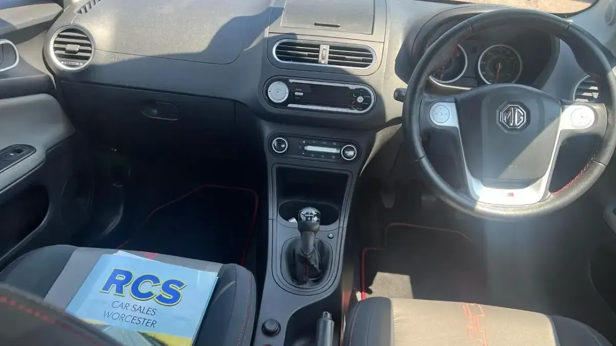 Used MG MG3 105 HP (77 kW) 2017 Yellow Hatchback