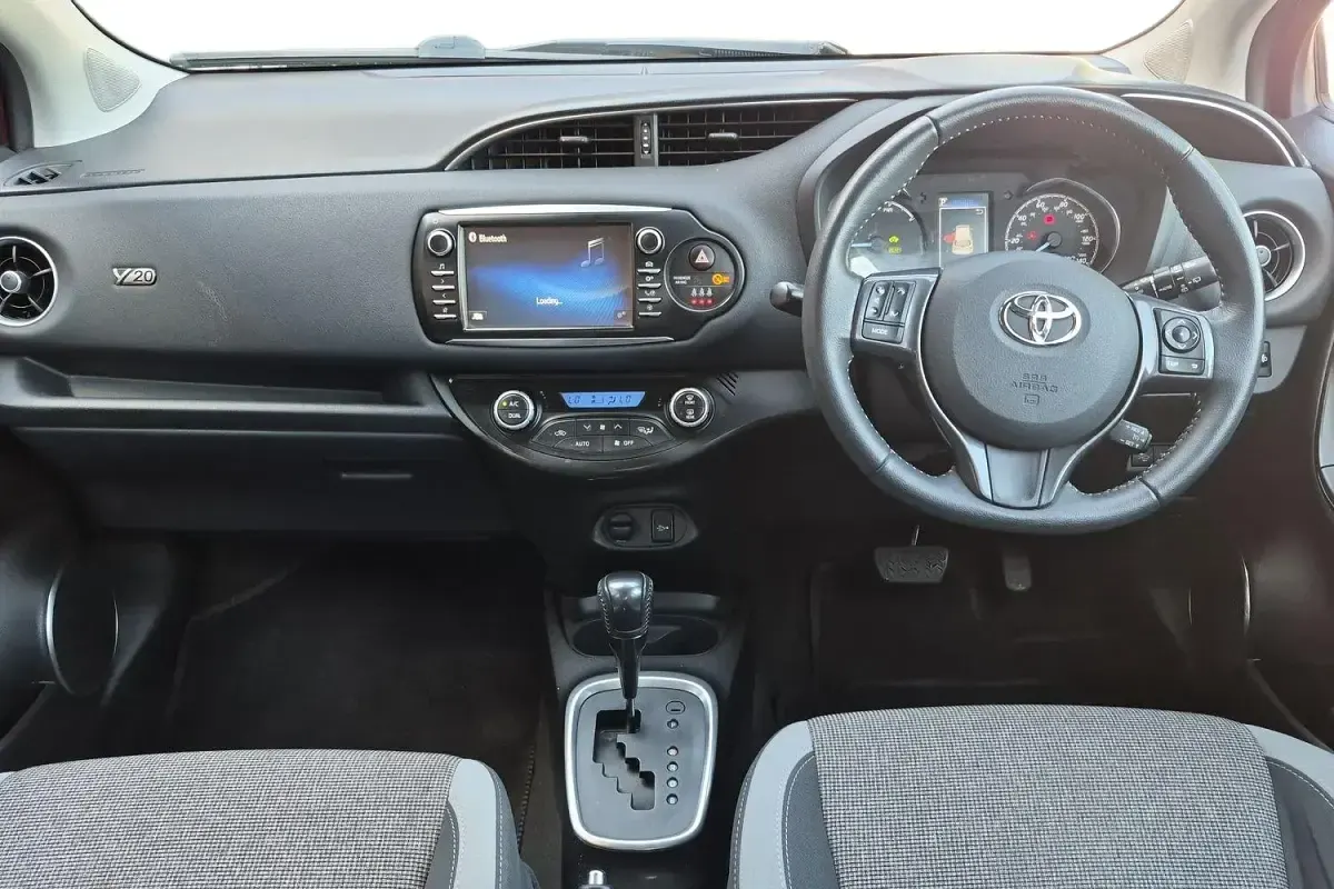 Used Toyota Yaris 100 HP (73 kW) 2020 Red Hatchback
