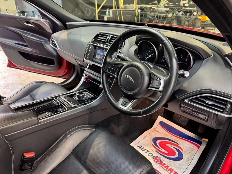 Used Jaguar XE R-Sport 180 HP (132 kW) 2018 Red Sedan