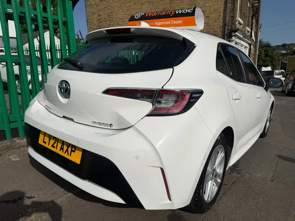 Used Toyota Corolla 122 HP (89 kW) 2021 White Hatchback