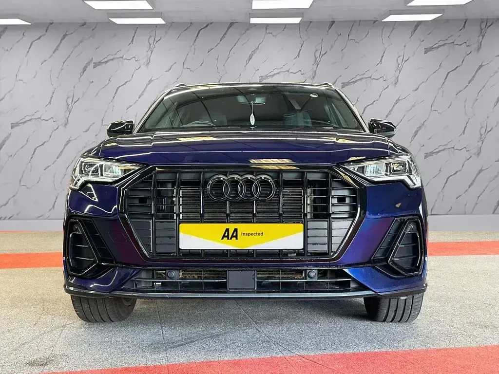 Begagnad Audi Q3 Black Edition 2023 Blå SUV