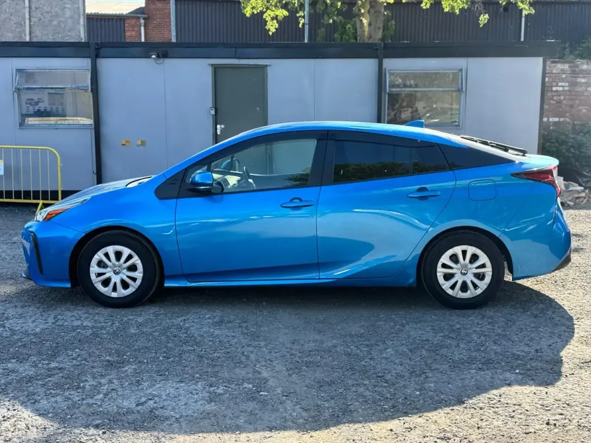 Usado Toyota Prius Active 122 CV (89 kW) 2026 Azul Utilitario