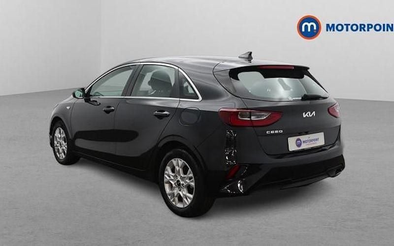 Usado Kia Ceed 160 HP (117 kW) 2023 Preto Citadino