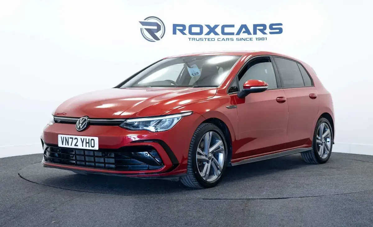 Begagnad VW Golf VIII R-line 150 HK (110 kW) 2023 Röd Halvkombi