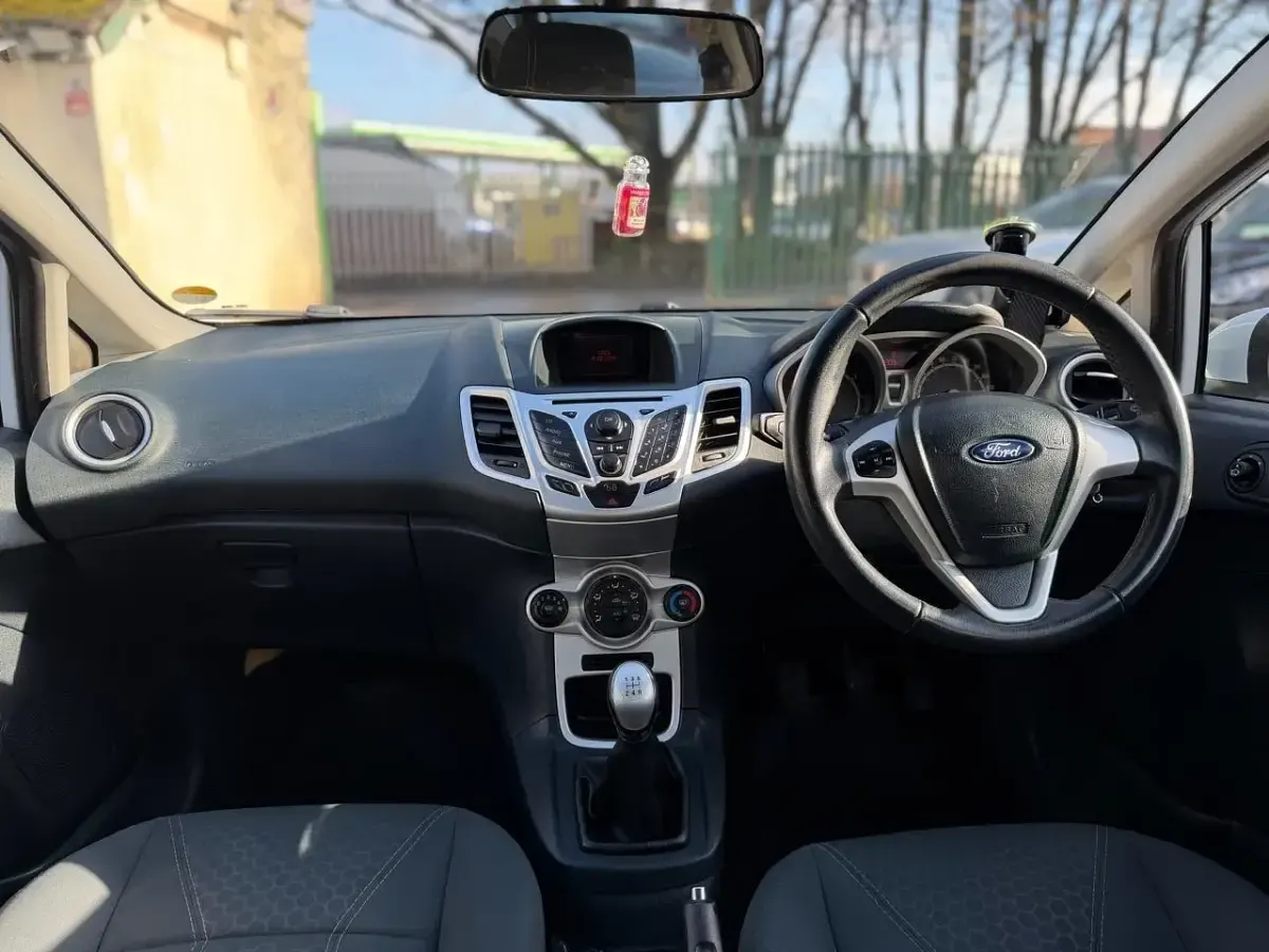 Used Ford Fiesta Zetec 82 HP (60 kW) 2012 White Hatchback