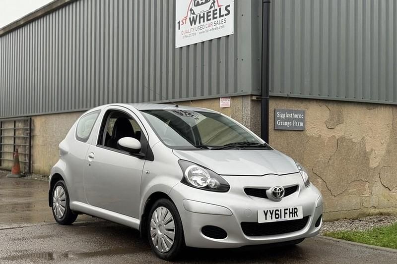 Used Toyota Aygo 68 HP (50 kW) 2011 Silver Hatchback