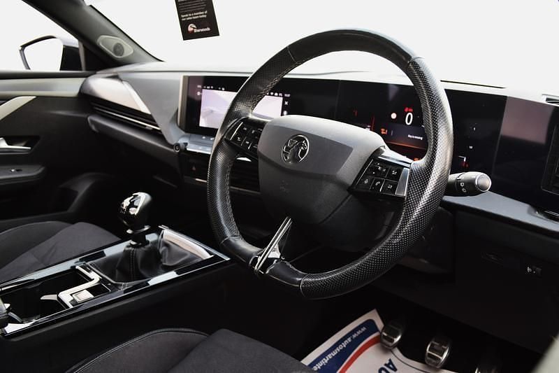 Used Vauxhall Astra S 130 HP (95 kW) 2023 White Hatchback