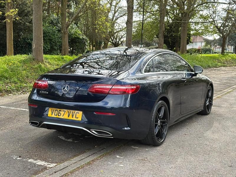 Begagnad Mercedes E220 AMG line 2017 Blå Sportkupé