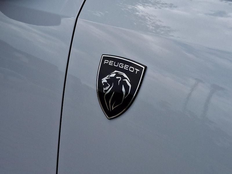 Used Peugeot e-3008 GTi 156 kW (213 HP) 2024 White SUV