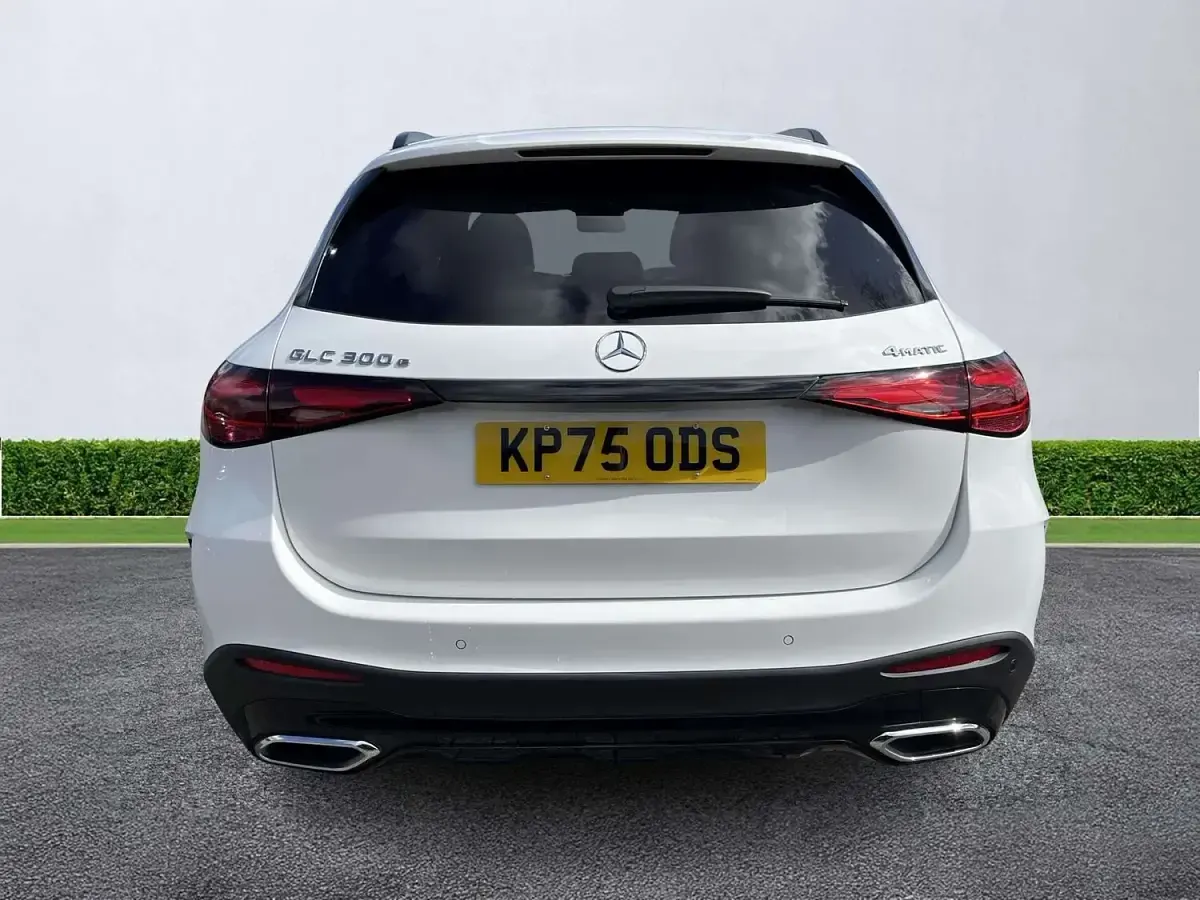 Usado Mercedes GLC300e Urban 2025 Blanco Familiar