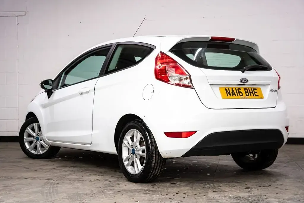 Used Ford Fiesta Zetec 80 HP (58 kW) 2016 White Hatchback