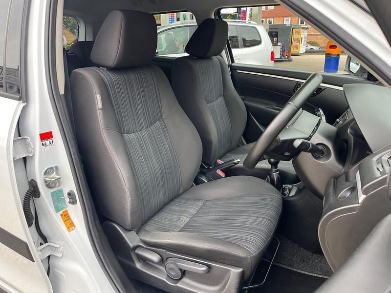 Used Suzuki Swift SZ4 94 HP (69 kW) 2014 White Hatchback