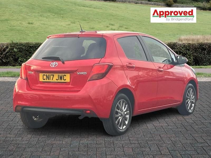 Used Toyota Yaris 2017 Red Hatchback