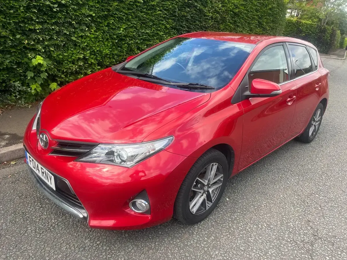 Used Toyota Auris Plus 132 HP (97 kW) 2014 Red Hatchback